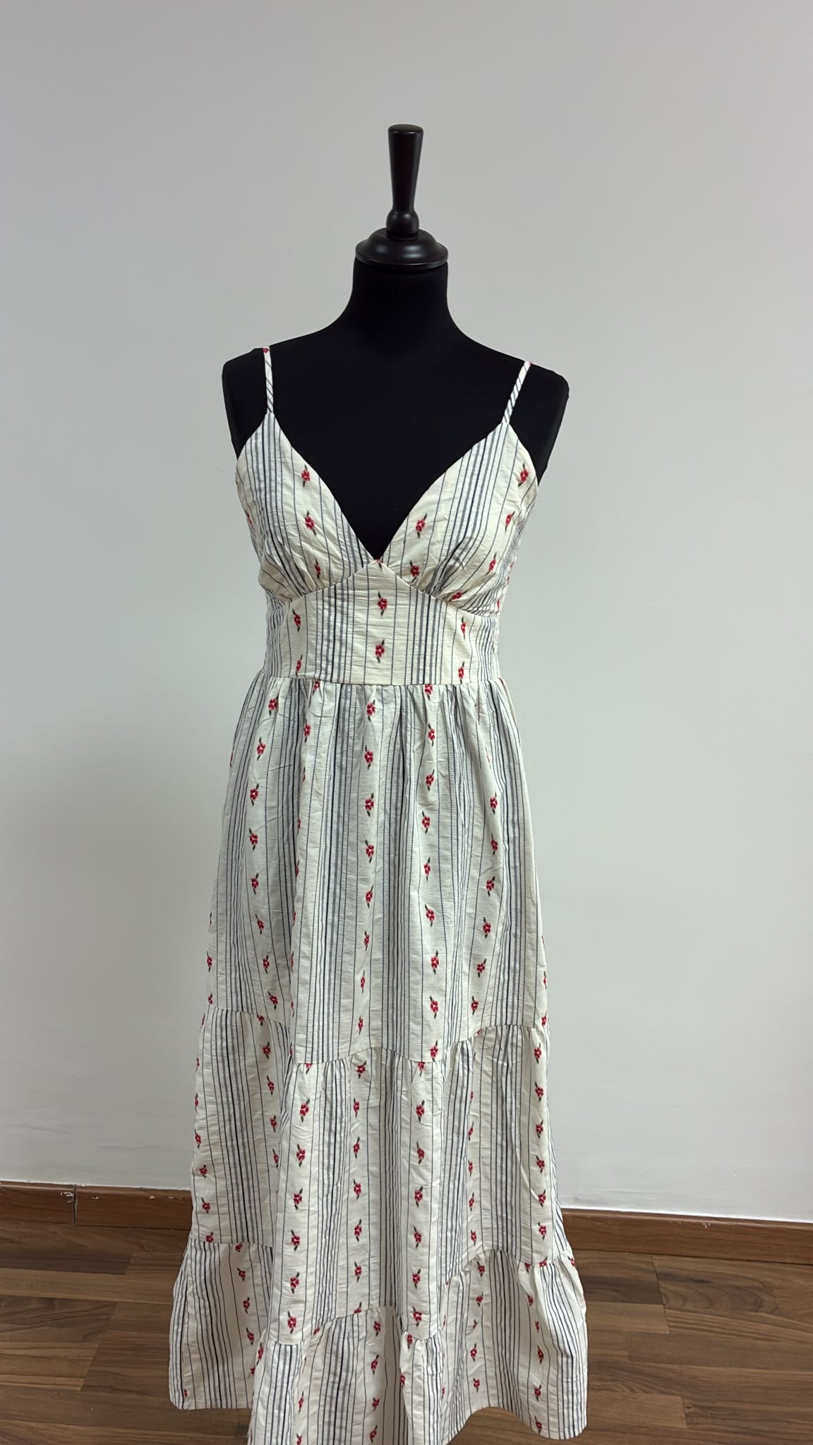 Vestido Midi Floral de Tirantes