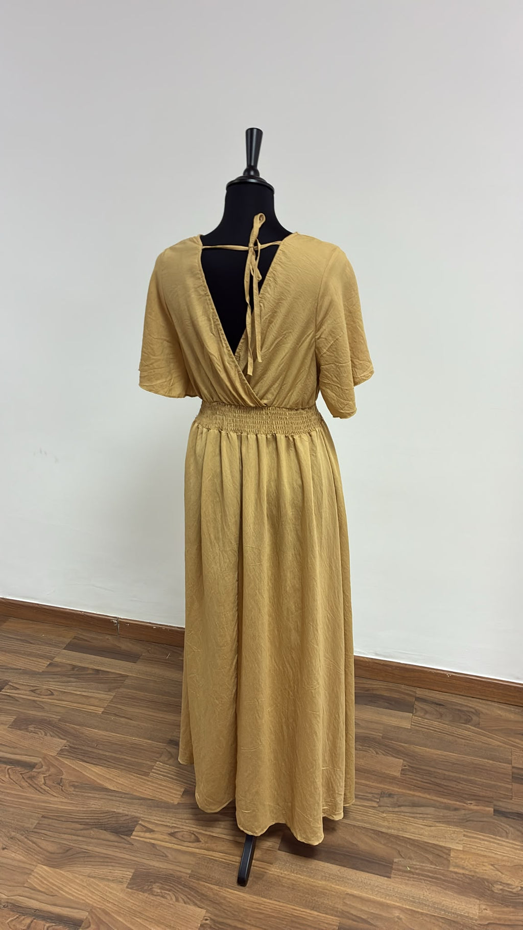 Vestido Maxi Dorado Espalda Descubierta